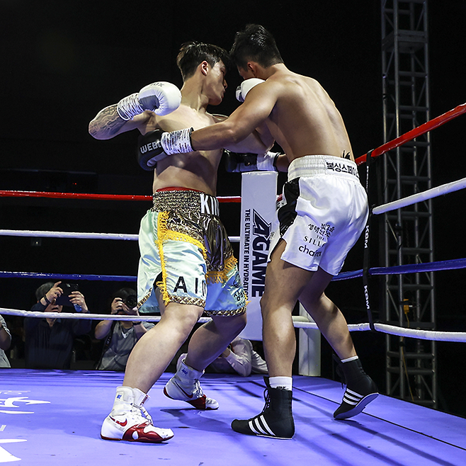 KBM 헤비급 챔피언 김정현이 2025년 4월 경기도 남양주체육문화센터 타이틀 2차 방어전에서 도전자 김태광을 다운시키고 있다. 사진=FINAL FLASH 박종혁 기자