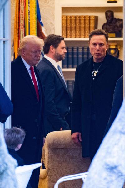 도널드 트럼프 미국 대통령이 14일(현지시간) 플로리다주 마러라고 리조트에서 주말을 보내기 위해 JD 밴스 부통령, 일론 머스크 정부 효율부 수장과 워싱턴 백악관을 출발할 준비를 하고 있다. 2025.03.16 /AFPBBNews=뉴스1