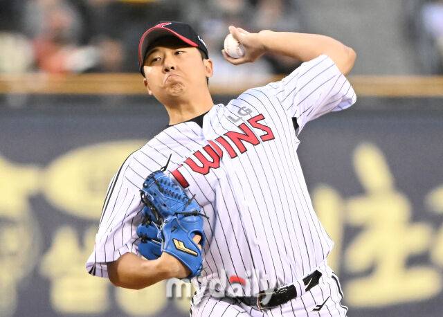 27일 오후 서울 잠실야구장에서 진행된 '2025 프로야구 KBO리그' LG 트윈스와 한화 이글스의 경기. LG 송승기가 선발등판해 역투하고 있다./마이데일리