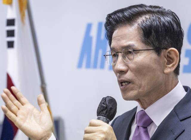 ▲김문수 국민의힘 대선 경선 후보가 28일 서울 여의도 자신의 캠프 사무실에서 가진 정책공약 발표 기자회견에서 수출 5대 강국 공약을 발표하고 있다. ⓒ연합뉴스