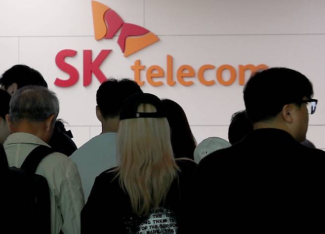 해킹 공격으로 가입자 유심 정보가 탈취된 SK텔레콤이 가입자 유심 무상 교체를 시작한 28일 인천공항 제2터미널 SKT매장 앞에 고객들이 줄지어 대기하고 있다. 뉴스1