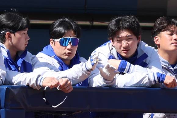 삼성 라이온즈 오승환이 지난달 14일 대구삼성라이온즈파크에서 열린 2025 KBO리그 LG 트윈스와의 시범 경기에서 동료들과 대화하고 있다. 삼성 라이온즈 제공