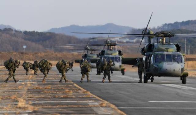 육군 2신속대응사단 장병들이 훈련을 위해 UH-60 헬기에 탑승하고 있다. 이 사단은 평시 후방지역의 다양한 상황 발생 시 신속히 투입해 작전을 조기에 종료시키기 위한 실전적인 훈련을 하고 있다. 사진 제공=국방일보