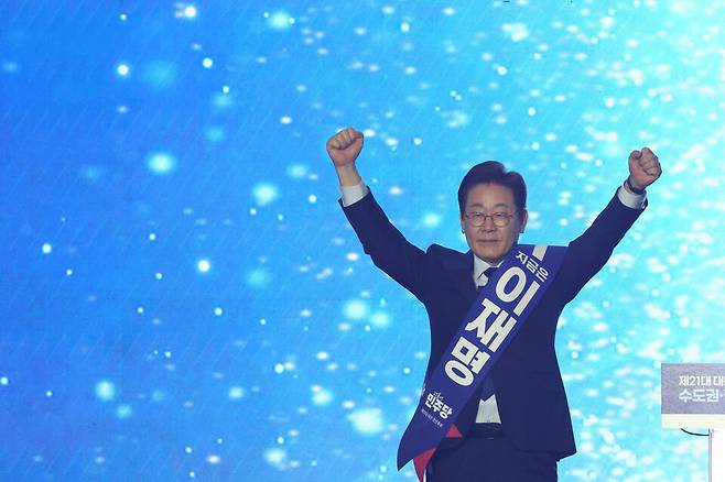 이재명 더불어민주당 대선 후보가 지난 27일 경기도 고양시 킨텍스에서 열린 전당대회에서 경선 승리를 확정 짓고 기뻐하고 있다. ⓒ시사저널 박은숙
