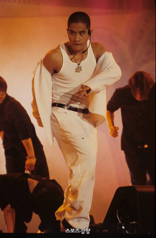 무대를 펼치고 있는 가수 유승준. 경향신문 자료사진