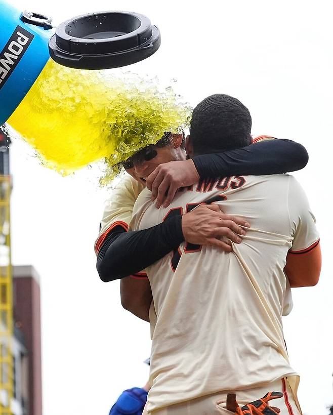 ▲ 9회 라모스의 끝내기 상황을 축하하는 과정에서 물세례를 받고 있는 이정후 ⓒ샌프란시스코 자이언츠 SNS