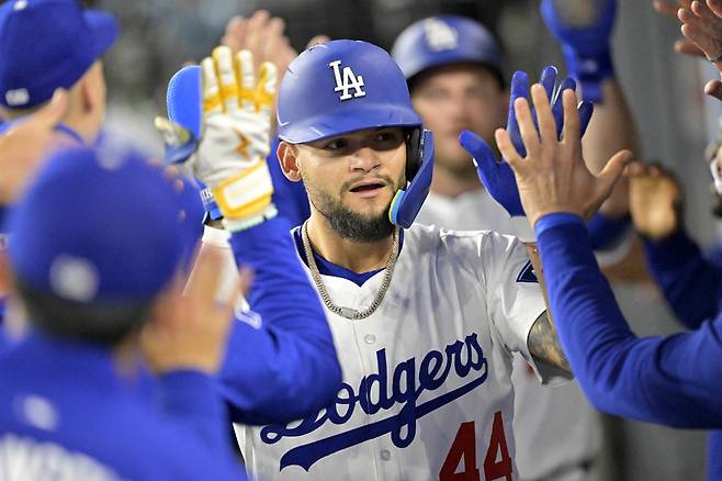 LA 다저스 앤디 파헤스가 정규시즌 경기에 출전해 득점 후 동료들의 축하를 받고 있다. REUTERS 연합뉴스