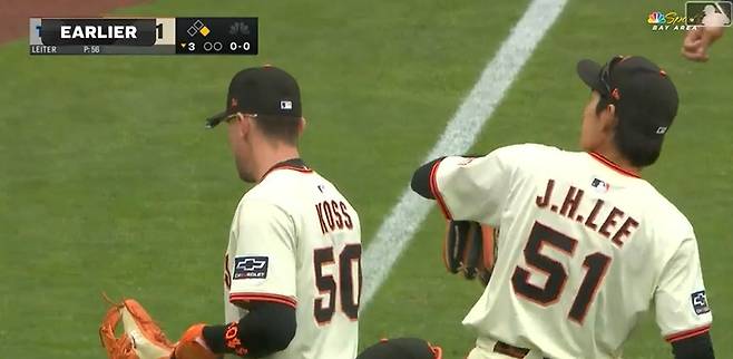 오른쪽에 위치한 샌프란시스코 자이언츠 이정후가 미국 메이저리그 정규시즌 경기를 앞두고 팬에게 공을 던져주고 있다. MLB닷컴 영상 캡처