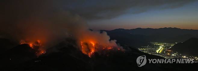 동틀 무렵에도 꺼지지 않는 산불 (대구=연합뉴스) 윤관식 기자 = 대구 대형 산불 발생 이틀째인 29일 동이 트는 가운데 대구 북구 함지산이 불타고 있다. 2025.4.29 psik@yna.co.kr