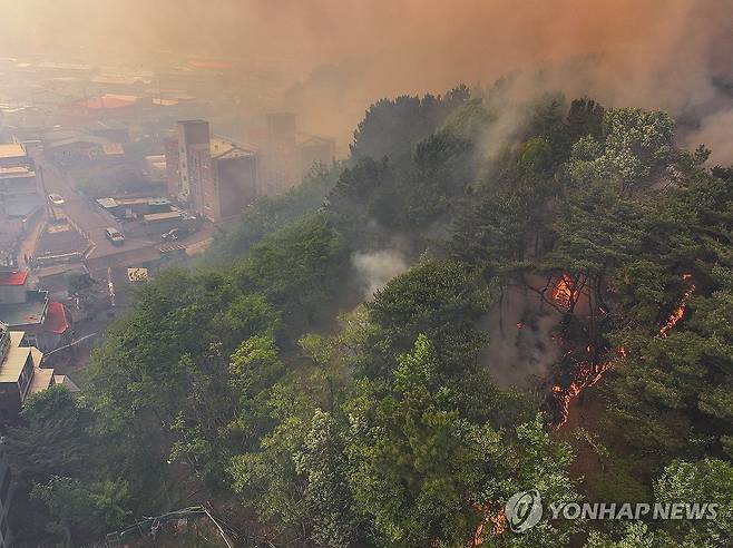 민가 위협하는 산불 (대구=연합뉴스) 윤관식 기자 = 지난 28일 오후 2시 1분께 대구 북구 노곡동 함지산에서 발생한 산불이 인근인 조야동 민가까지 확산하고 있다. 2025.4.28 psik@yna.co.kr