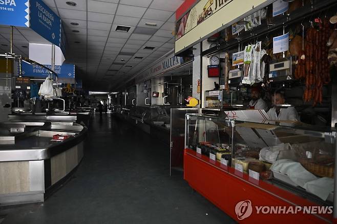 불이 꺼진 스페인 쇼핑몰 (비고 AFP=연합뉴스) 대규모 정전 발생한 28일(현지시간) 스페인 한 지역의 시장에 불이 꺼진 모습. 2025.04.29