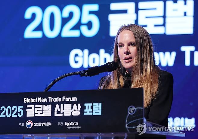 기조연설 하는 케이트 칼루트케비치 맥라티 전무이사 (서울=연합뉴스) 이정훈 기자 = 트럼프 1기 행정부 무역 실장을 지낸 케이트 칼루트케비치 맥라티 전무이사가 29일 서울 강남구 코엑스에서 열린 2025 글로벌 신통상 포럼에서 '트럼프 2기 핵심 통상정책과 전망, 한국 기업에 제언'을 주제로 기조연설을 하고 있다. 2025.4.29 uwg806@yna.co.kr