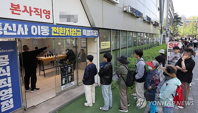 SKT 유심대란, 항의하는 가입자 (서울=연합뉴스) 이진욱 기자 = 가입자 유심(USIM) 정보를 탈취당한 SK텔레콤이 유심 무료교체 서비스를 시작한 28일 서울 시내 한 SKT 대리점에서 한 가입자가 유심이 조기 소진되자 '재고 현황'을 제대로 공지하라며 항의하고 있다. 2025.4.28 cityboy@yna.co.kr