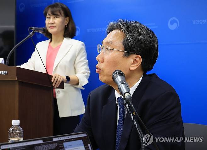 개보위, 4월 정례브리핑 (서울=연합뉴스) 최재구 기자 = 최장혁 개인정보보호위원회 부위원장이 29일 서울 종로구 정부서울청사에서 출입기자단 4월 정례브리핑을 하고 있다. 2025.4.29 jjaeck9@yna.co.kr