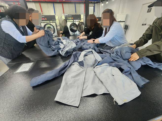 28일 노동자 작업복 전문 세탁소 '덕구클리닝'의 근로자들이 수거해온 작업복을 세탁하기 위해 분류 중인 모습 (사진=정바름 기자)