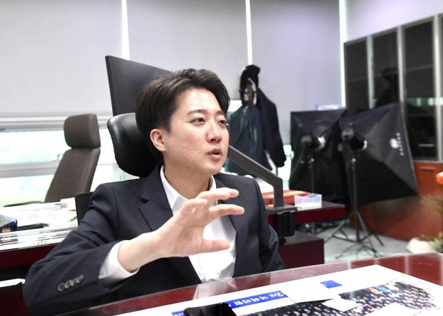 개혁신당 이준석 대선후보가 최근 마련된 한국지방신문협회와의 인터뷰에서 ‘법인세 30% 지방 배분’ 등 자신의 제21대 대통령 선거 공약을 설명하고 있다. 한국지방신문협회 공동취재단=경인일보 김우성 기자