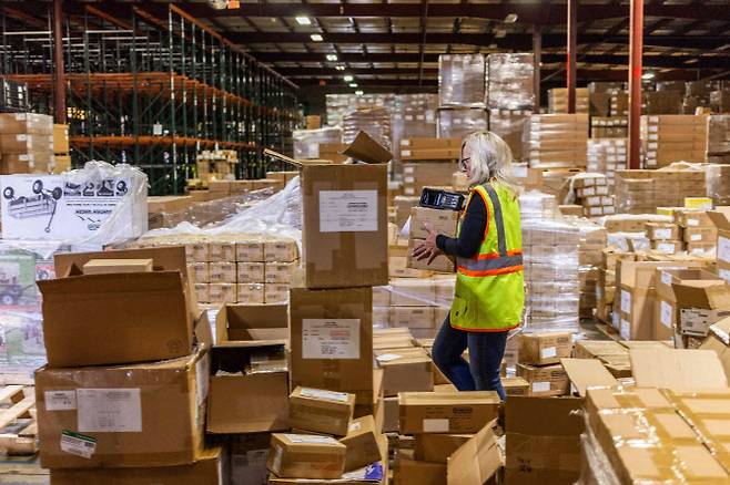 지난 16일 미국 인디애나주 콜럼버스에 위치한 던컨 토이 컴퍼니의 창고에서 직원들이 장난감을 분류하고 있다. 도널드 트럼프 대통령의 백악관 복귀 100일 차에 접어들면서 미국 기업들은 급변하는 무역 정책에 적응하기 위해 분주히 움직이고 있다.(사진=AFP)