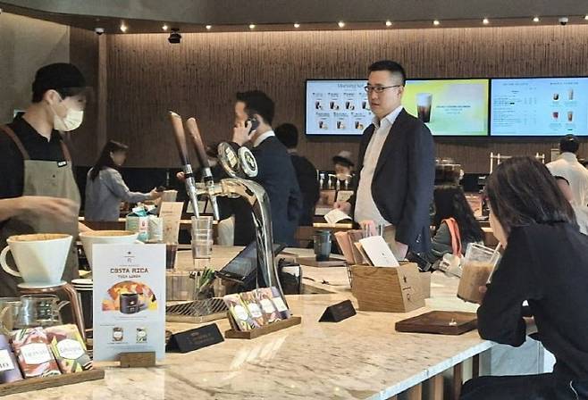 30일 오전 서울 강남구 조선팰리스 강남 1층 커피숍에서 트럼프 주니어와 비공개 회동을 마친 김동원 한화생명 사장(왼쪽)과 김동선 한화갤러리아·호텔앤드리조트 미래비전총괄 부사장(오른쪽)이 음료를 주문하고 있다. (사진=연합뉴스)