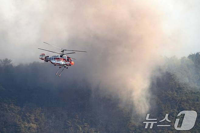 대구 북구 함지산 산불 이틀째인 29일 오전 현장에 투입된 산불 진화 헬기가 주불 진화에 총력을 쏟고 있다. 2025.4.29/뉴스1 ⓒ News1 공정식 기자
