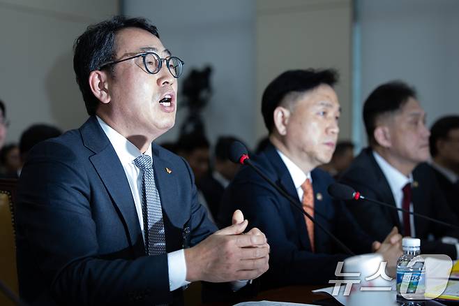 유영상 SK텔레콤 대표이사가 30일 오전 서울 여의도 국회 과학기술정보방송통신위원회에서 열린 YTN 등 방송·통신 분야 청문회에서 의원 질의에 답변하고 있다. ⓒ News1 이재명 기자