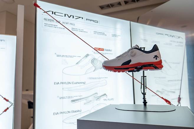 아크먼트 프로 골프화.(데상트골프제공)