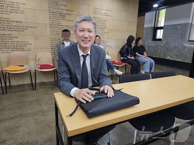 고 노태우 전 대통령 아들 노재헌 동아시아문화센터 원장이 30일 전남대 인문대학 1호관 김남주 기념홀에서 열린 새르더해이 이슈트반 주한 헝가리대사 강연회를 듣고 있다. 노 원장은 노 전 대통령의 북방외교 성과의 영향으로 ‘한·헝가리 친선협회 회장’을 맡고 있다. 2025.4.30/뉴스1 ⓒ News1 서충섭 기자