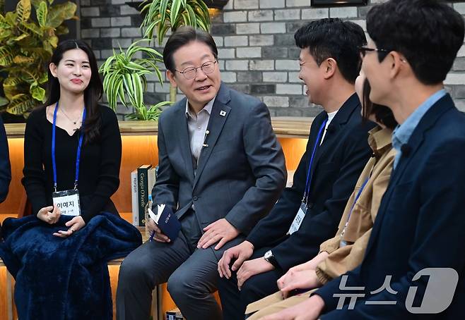 이재명 더불어민주당 대통령 후보가 30일 저녁 서울 구로구 한 스튜디오에서 열린 슬기로운 퇴근생활 직장인 간담회에 참석해 직장인들의 고충을 듣고 답변하고 있다. 2025.4.30/뉴스1 ⓒ News1 국회사진취재단