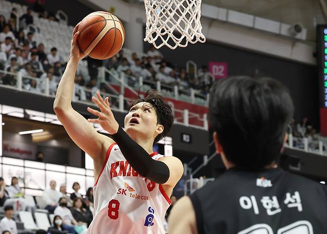 29일 경기도 수원KT소닉붐아레나에서 열린 프로농구 4강 플레이오프 4차전 수원 KT 소닉붐과 서울 SK 나이츠의 경기. SK 안영준이 슛하고 있다. 사진 | 연합뉴스
