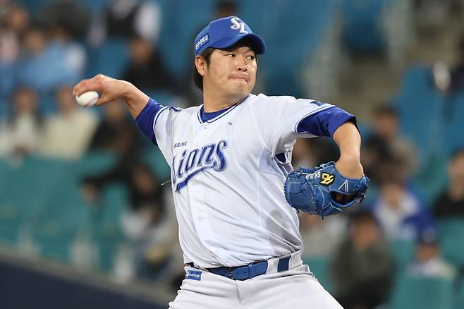 삼성 송은범이 9일 대구삼성라이온즈파크에서 열린 2025 KBO리그 SSG전에서 역투하고 있다. 사진 | 삼성 라이온즈