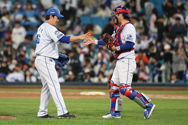 삼성 송은범(왼쪽)이 4일 대구삼성라이온즈파크에서 열린 2025 KBO리그 한화전 승리 후 강민호와 하이파이브 하고 있다. 사진 | 삼성 라이온즈