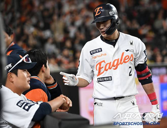 자신의 시선을 피하는 문동주를 보며 당황하는 심우준의 모습