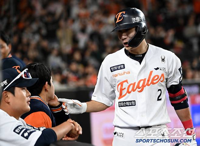 동주 너도 축하 안해줘? 반응 없는 문동주의 손을 터치해보지만