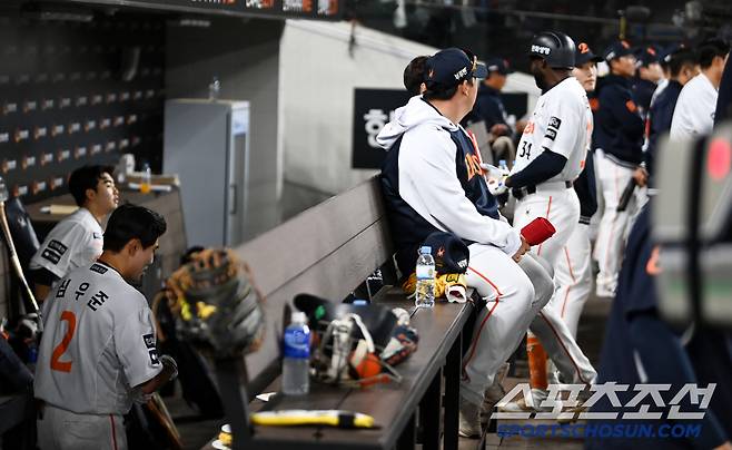 동료들의 무반응에 심우준은 조용히 장갑을 벗고