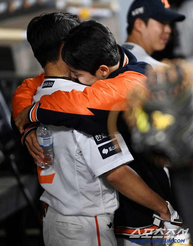 뜨거운 포옹으로 심우준의 첫 홈런을 축하