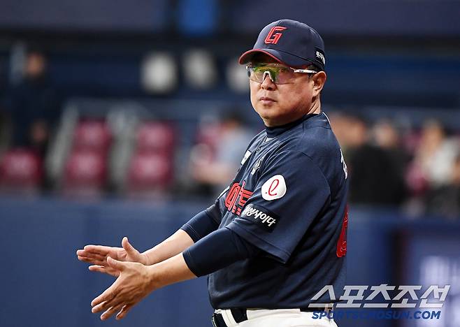 29일 서울 고척스카이돔에서 열린 롯데-키움전. 9대3으로 승리한 롯데 김태형 감독이 선수들을 맞이하고 있다. 고척=정재근 기자 cjg@sportschosun.com/2025.4.29/