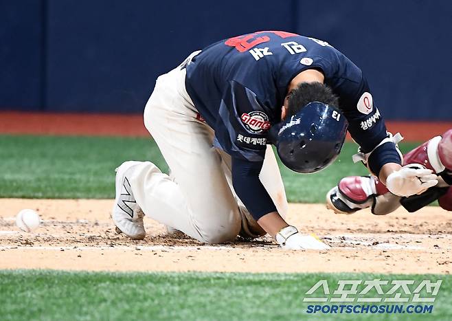 29일 서울 고척스카이돔에서 열린 롯데-키움전. 7회초 1사 1, 2루 전민재가 헤드샷에 쓰러지고 있다. 고척=정재근 기자 cjg@sportschosun.com/2025.4.29/