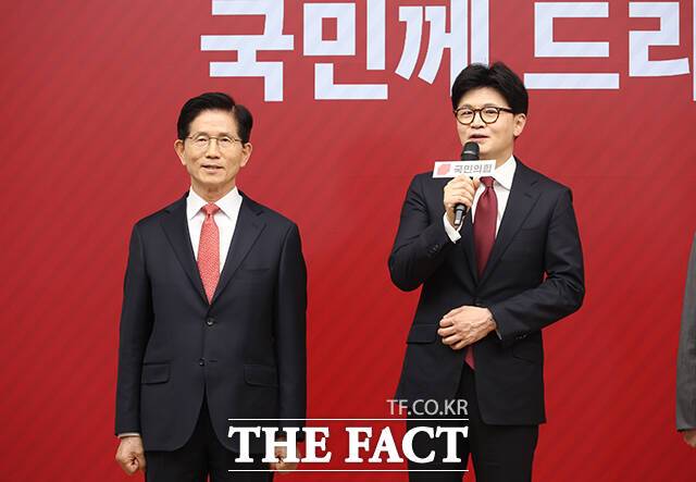 한동훈 국민의힘 대선 경선 후보는 30일 김문수 후보의 과거 전과를 토론 중 언급한 데 대해 "괜히 말했다는 생각이 든다"며 "조금 후회했다"고 밝혔다. 사진은 3차 경선에 진출한 한동훈 후보(오른쪽)가 소감을 밝히고 있는 모습. /국회사진취재단