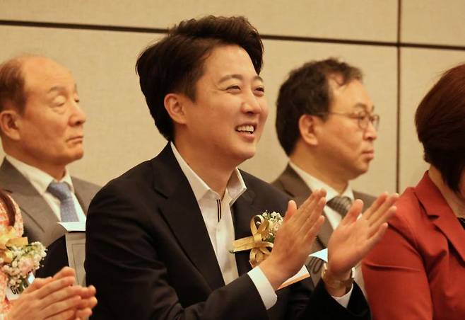 웃는 이준석 대선후보 (대전=연합뉴스) 강수환 기자 = 개혁신당 이준석 대선후보가 27일 오전 대전 유성구 DCC에서 열린 대한의사협회 정기대의원총회에 참석해 웃고 있다. 2025.4.27.