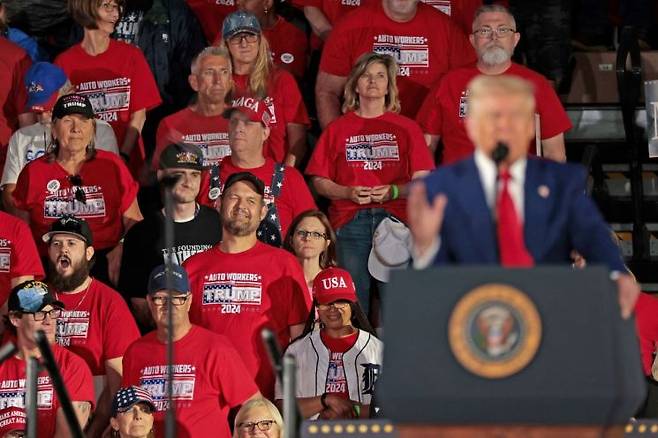 마가(MAGA·미국을 다시 위대하게) 모자를 쓴 트럼프 대통령 지지자들이 29일 취임 100일 기념 연설을 듣고 있다. AFP연합뉴스