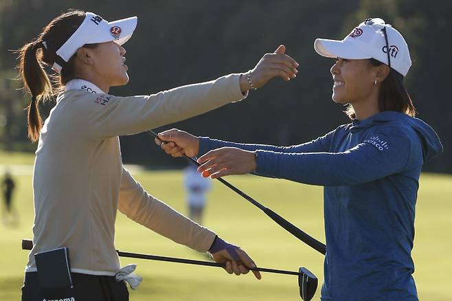 2022년 게인브리지 LPGA 대회에서 우승한 리디아 고(왼쪽)가 1타 차이로 2위를 한 대니엘 강과 포옹하고 있다. /AFP 연합뉴스