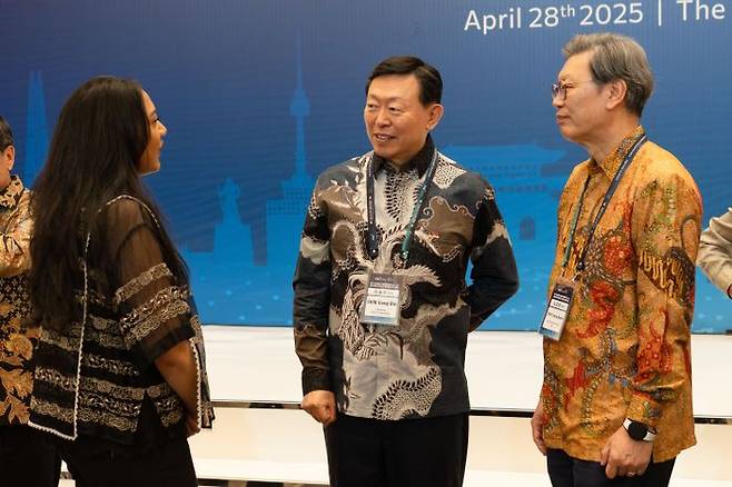 신동빈 롯데그룹 회장과 김창범 한경협 부회장이 28일 인도네시아 자카르타 랭햄 호텔에서 열린 '한-인도네시아 비즈니스 라운드테이블'에 참석해 인니측 관계자와 대화를 나누고 있다.ⓒ한국경제인협회