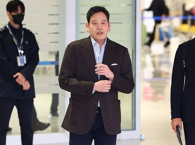 도널드 트럼프 미국 대통령 당선인과 면담한 것으로 알려진 정용진 신세계그룹 회장이 작년 12월22일 미국에서 인천국제공항을 통해 귀국하고 있다.ⓒ뉴시스