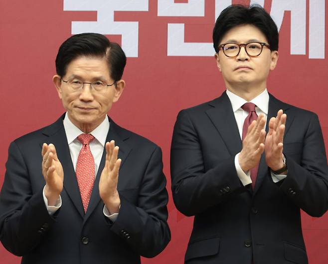 29일 서울 여의도 국민의힘 당사에서 열린 제21대 대선 국민의힘 최종 경선 후보 발표 행사에서 김문수 전 고용노동부 장관(왼쪽)과 한동훈 전 대표가 박수를 치고 있다. ‘탄핵 반대파’인 김 전 장관과 ‘탄핵 찬성파’인 한 전 대표가 나란히 최종 경선에 진출하면서 다음 달 3일 최종 후보 선출까지 탄핵을 둘러싼 격론이 이어질 전망이다. 사진공동취재단