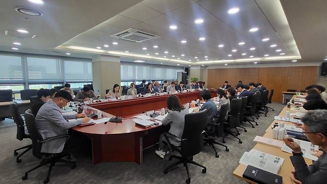 충남도는 2025~2026 충남 방문의 해를 맞아 관광객을 늘리기 위해 민관 협력 강화에 나섰다고 30일 밝혔다. 사진은 29일 도청 중회의실에서 열린 도, 시군 관광 관계 기관 회의 모습. 충남도 제공