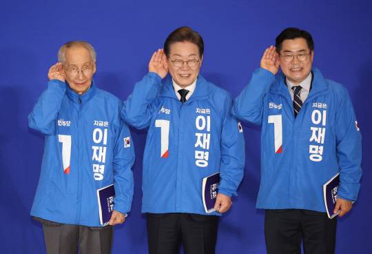 30일 서울 여의도 국회 의원회관에서 열린 더불어민주당 제21대 대통령선거 '진짜 대한민국' 중앙선거대책위원회 출범식에서 이재명 대선 후보와 윤여준(왼쪽), 박찬대 상임총괄선대위원장(오른쪽)이 국민의 목소리에 귀를 기울이겠다는 의미의 '경청 퍼포먼스'를 하고 있다. 연합뉴스