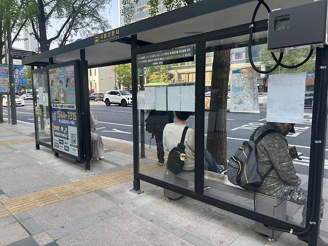 서울 시내버스 노조가 준법투쟁에 돌입한 30일 아침 시민들이 정류장에서 버스를 기다리고 있다. 사진=강명연 기자