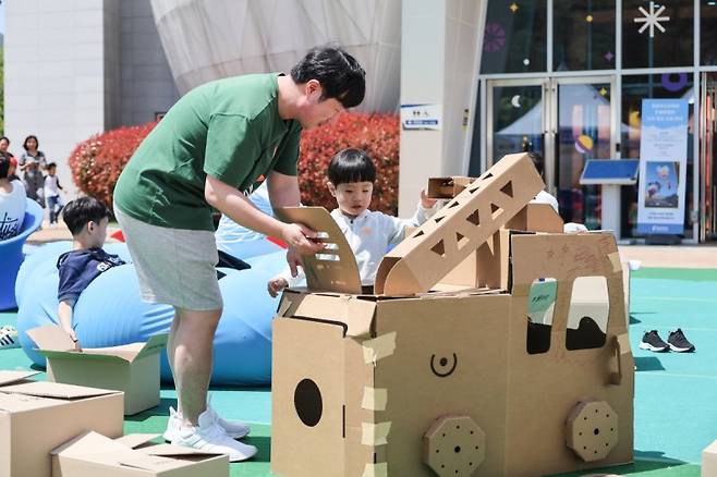 지난해 어린이날 국립부산과학관 과학체험행사서 참가자 가족이 종이상자로 집 만들기를 하는 모습. 국립부산과학관 제공