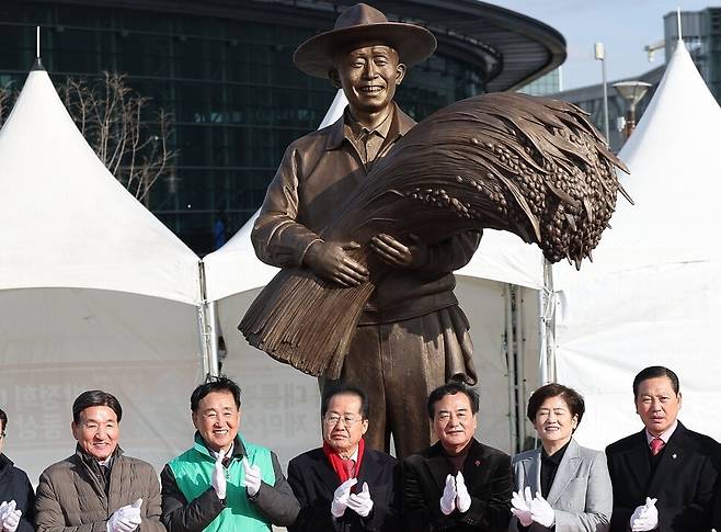 지난해 12월23일 홍준표 대구시장이 동대구역 광장에서 열린 ‘박정희 동상 제막식\'에 참석해 기념 촬영을 하고 있다. 연합뉴스