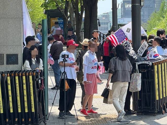 검찰이 윤석열 전 대통령 자택에 대한 압수수색을 진행한 30일 오전 서울 서초구 윤 전 대통령이 거주하는 아파트 앞에 지지자들이 모여든 모습. 김수연 기자