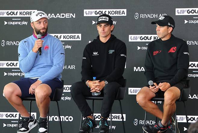 30일 인천 송도 잭 니클라우스 골프클럽 코리아에서 열린 ‘LIV골프 코리아’ 기자회견에서 욘 람(왼쪽부터)과 호아킨 니만, 세르히오 가르시아가 취재진의 질문에 답하고 있다. 연합뉴스